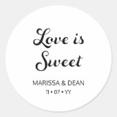 Modernes Flair Script Minimalistisch White Wedding Runder Aufkleber (Vorderseite)