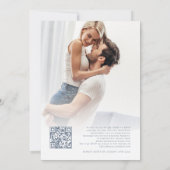 Modernes Florals Foto Overlay Blue Text QR Hochzei Einladung (Rückseite)