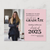 Modernes Foto 2024 Graduierte Typografie Abschluss Ankündigungspostkarte (Vorderseite)