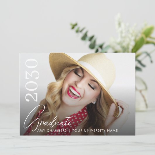 Modernes Foto Abschluss Script Einladung (Stehend Vorderseite)