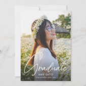 Modernes Foto Abschluss Weiße Schrift Einladung (Vorderseite)