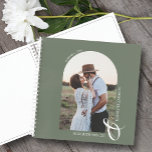 Modernes Foto Arch Sage Green WedgeGuest Book Notizblock<br><div class="desc">In diesem eleganten spiralgebundenen Gästebuch können Sie Ihre besten Wünsche unterschreiben und in einem einzigartigen Gewölbe mit einem Single in vertikaler oder portrait-orientierter Hochzeitskizze Fotos hinzufügen. Ihre Namen schlossen sich mit einem großen weißen Ampersand am unteren Ende und Ihr Hochzeitstermin gewölbt oben. Ändern Sie die Farbe des Buches auf der...</div>