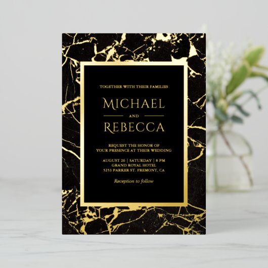 Modernes Foto aus schwarzem Marmor Hochzeit Gold Folieneinladung (Stehend vorne)