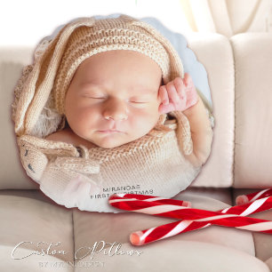 Modernes Foto Baby's First Christmas Holiday Rundes Kissen