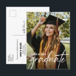 Modernes Foto Bachelor of Science laden ein Ankündigungspostkarte<br><div class="desc">Mit dem "Moderne Graduate Foto Bachelor of Science Abschluss Open House Invitation and Grad Announcement Class of 2024" feiern Sie den Abschluss Ihres Bachelor-Abschlusses personalisiert und stilvoll. Diese Einladung und Ankündigung enthält neben dem Studientitel ein individualisierbares Foto des Absolventen, das den Kern dieses wichtigen Meilensteins abbildet. Handgeschriebenes Skript-Typografie-Overlay. Passen Sie...</div>