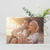 Modernes Foto beim Hochzeitsstichtag speichert das Save The Date (Stehend Vorderseite)