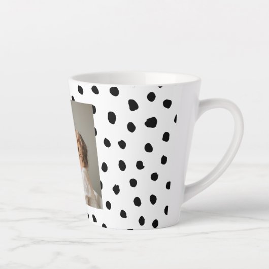 Modernes Foto & Black Dots Schönheitsgeschenk Milchtasse (Rechts)
