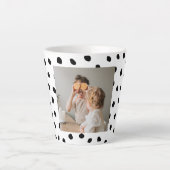 Modernes Foto & Black Dots Schönheitsgeschenk Milchtasse (Vorderseite)