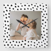 Modernes Foto & Black Dots Schönheitsgeschenk Quadratische Wanduhr (Vorderseite)