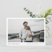 Modernes Foto Burgundy Wedding Save the Date Card (Stehend Vorderseite)