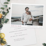Modernes Foto Burgundy Wedding Save the Date Card<br><div class="desc">Diese einfache, schicke moderne Hochzeit Foto speichern das Datum flache Vorlage Features SAVE THE DATE und Ihre Namen, Datum und Hochzeit Locale unter Ihrem Foto. Als Standardform haben wir uns für die scharfen Ecken entschieden, aber dieses Design funktioniert auch wunderbar mit abgerundeten Ecken, also versuchen Sie beide im Editiermodus zu...</div>
