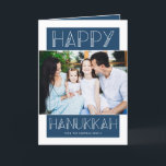 Modernes Foto Chanukkas | Feiertagskarte<br><div class="desc">Dieser Spaß,  einfache Foto Chanukka-Grußkarte kennzeichnet moderne Typografie und einen blauen und weißen Farbentwurf.  Die Farben können besonders angefertigt werden,  wenn sie gewünscht werden.</div>