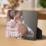 Modernes Foto Daddy & Baby Name Keepake Fotoplatte<br><div class="desc">Schönes modernes und minimales Foto bewahren für Väter und neue Väter. Design-Funktion ein komplettes Foto mit "DADDY &" angezeigt über dem Foto in einem hellweißen Deckenüberlagerungen und personalisiert mit dem Namen Ihres Sohnes oder Ihrer Tochter. Machen Sie ein großartiges Geschenk für den Vatertag oder um einen neuen Vater zu feiern....</div>