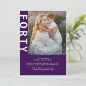 Modernes Foto Dunkel Lila 40. Geburtstag Einladung (Stehend Vorderseite)