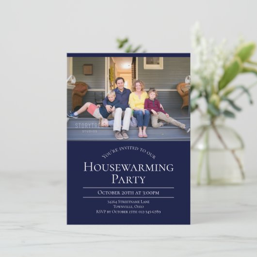 Modernes Foto Dunkelblau Weißes Haus Erwärmung Einladung (Stehend Vorderseite)
