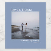 Modernes Foto Dusty Blue Liebe & Danke Wedding Weinetikett (Einzelnes Label)