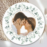 Modernes Foto Eukalyptus Personalisiert Wedding Runder Pappuntersetzer<br><div class="desc">Fügen Sie Ihre Hochzeit die Touch, um die maßgeschneiderte Foto eucalyptus botanischen Grün Hochzeit Untersetzer. Perfekt als Gastgeschenke Hochzeit für alle Ihre Gäste . Passen Sie diese Gastgeschenke Hochzeiten mit Ihrem Lieblings-Hochzeitsfest-Foto, neuvermähltem Foto an und personalisieren Sie mit Name und Datum. In unserer Hochzeitskollektion finden Sie passende Gastgeschenke Hochzeiten, frisch...</div>