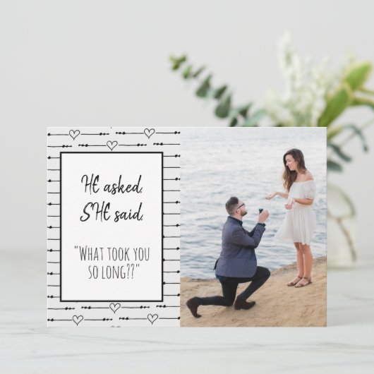 Modernes Foto Funny Er Fragte sie sagte Verlobung Save The Date (Stehend Vorderseite)