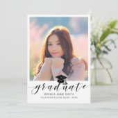 Modernes Foto für Abschluss mit schwarzer Schriftz Ankündigung (Stehend Vorderseite)