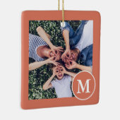 Modernes Foto für Coral Orange und White Monogram Keramikornament (Rechts)
