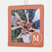 Modernes Foto für Coral Orange und White Monogram Keramikornament (Links)