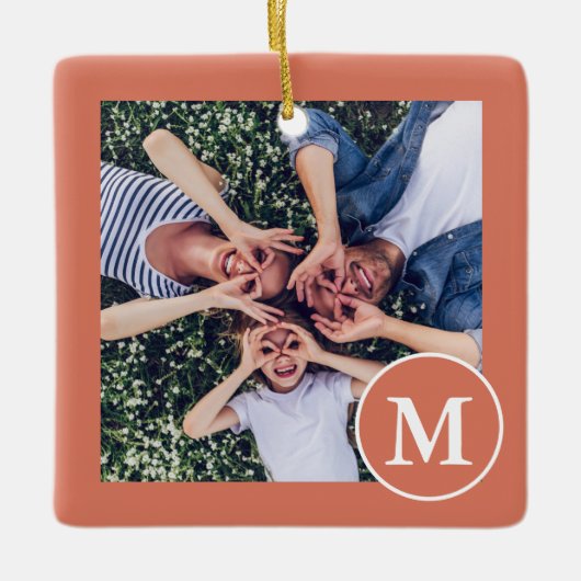 Modernes Foto für Coral Orange und White Monogram Keramikornament (Vorderseite)