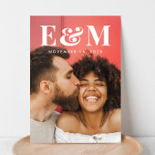 Modernes Foto für große, weiße Monogramm-Initialen Save The Date