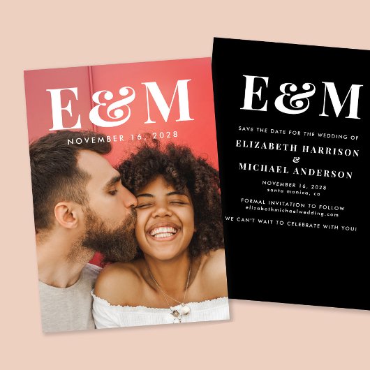 Modernes Foto für große, weiße Monogramm-Initialen Save The Date