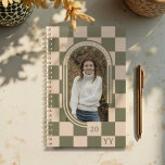 Modernes Foto für hintergrüne, hintergrundgekreuzt Planer<br><div class="desc">Mit unserem modernen Retro Green Checkered Pattern Arch Foto Planner fügen Sie Ihrem Alltag eine Touch Vintagen Charmes hinzu. Mit einem kühnen, auffälligen, grün karierten Design und einem schlichten Foto. Fügen Sie Ihr Foto, Ihren Namen und ein benutzerdefiniertes Monogramm auf der Rückseite für einen wirklich einzigartigen Planer hinzu. Ob Sie...</div>