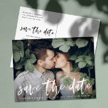 Modernes Foto für Pinselschrift Save the Date Ankündigungspostkarte<br><div class="desc">Elegante und moderne Save the Date Postkarte mit einem weißen,  modernen Schriftart-Overlay mit handgeschriebenen Schriften. Personalisieren Sie die modernen speichern Sie die Datumskarten durch Hinzufügen von Namen,  Hochzeitsdetails und Lieblings-Verlobung-Foto. Das in diesem Design verwendete Foto dient nur zur Darstellung und ist nicht zum Weiterverkauf bestimmt.</div>