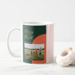 Modernes Foto für Weihnachtsfeiertage Kaffeetasse<br><div class="desc">Feiern Sie die Saison mit dieser stilvollen Foto-Tasse. Dieses Design zeichnet sich durch die goldene Schrift "Merry and Bright" aus,  die mit geometrischen,  grün und orange-roten Farbblöcken versehen ist. Sie können den Text personalisieren und Ihr Foto einfügen. Weitere Weihnachtsdesigns gibt es in meinem Shop BaraBomDesign.</div>