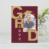 Modernes Foto Gold Maroon Abschluss Einladung (Stehend Vorderseite)