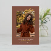 Modernes Foto Graduate Terracotta Folieneinladung (Stehend vorne)