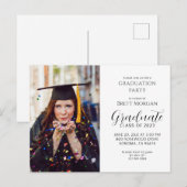 Modernes Foto Graduation Cap Gown Einladungspostkarte (Vorne/Hinten)