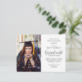 Modernes Foto Graduation Cap Gown Einladungspostkarte (Stehend Vorderseite)