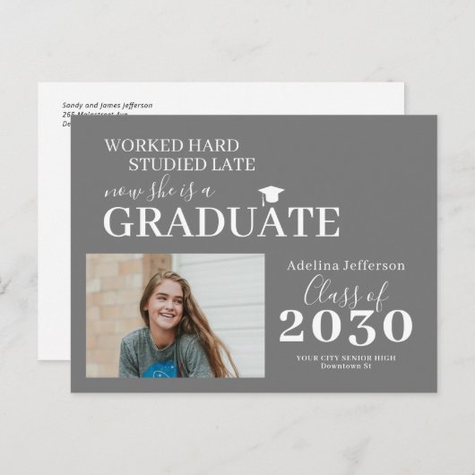 Modernes Foto Graduierte Typografie Abschluss Ankündigungspostkarte (Vorne/Hinten)