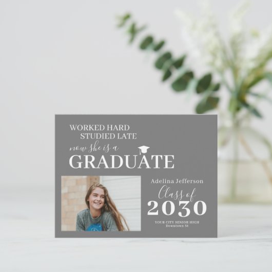 Modernes Foto Graduierte Typografie Abschluss Ankündigungspostkarte (Stehend Vorderseite)