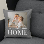 Modernes Foto grau Es ist gut, Zuhause-Quote Gesch Kissen<br><div class="desc">Modernes Foto grau Es ist gut,  Zuhause-Quote Geschenk zu sein</div>