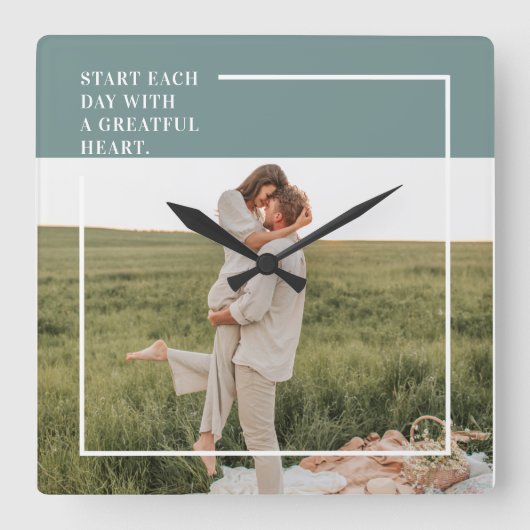 Modernes Foto Grüne Familie Liebliches Geschenk Quadratische Wanduhr (Vorderseite)