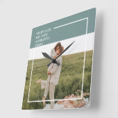 Modernes Foto Grüne Familie Liebliches Geschenk Quadratische Wanduhr (Winkel)