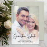 Modernes Foto handgeschriebener Verlobung Save The Date<br><div class="desc">Moderne,  handgeschriebene Hochzeit Sichern Sie die Datum Ankündigung Foto-Karte personalisiert mit den Namen der Braut und Bräutigam zu sein,  Hochzeitstag und Ort.</div>