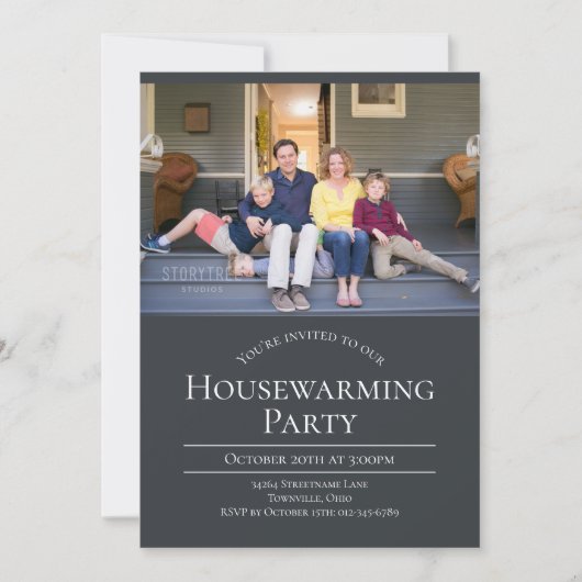 Modernes Foto Holzkohle Grau Housewarming Einladun Einladung (Vorderseite)