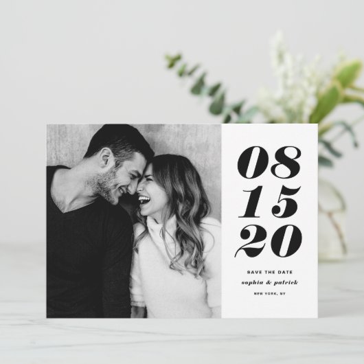 Modernes Foto in Schwarz und Weiß mit Datumsangabe Save The Date (Stehend Vorderseite)