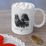 Modernes Foto Kaffeetasse<br><div class="desc">Diese Kaffeemaschine verfügt über ein Foto mit kratzenden Effekten, und Ihre Namen tragen ein Herz darunter. Dieses minimale Design ist das ideale Geschenk für Valentinstag, Hochzeiten, Verlobungen, Jahrestage, Geburtstage und Weihnachten. Einfach zu personalisieren und Sie können den Schriftart Stil, Größe und Farbe ändern, indem Sie auf den Link nach der...</div>