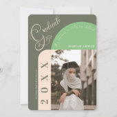 Modernes Foto kühne Sage Green Islamischer Abschlu Einladung (Vorderseite)