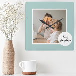 Modernes Foto Minze Liebliches Grandma Geschenk Quadratische Wanduhr<br><div class="desc">Egal, ob Sie ein Muttertagsgeschenk, ein Geburtstagsgeschenk suchen oder einfach gewollt haben, um Ihrer Großmutter zu zeigen, wie viel sie Ihnen bedeutet, das Modern Foto Mint Lovely Oma Gift ist die perfekte Wahl. Es ist eine wunderschöne und sentimentale Art, die besondere Bindung zwischen einer Großmutter und ihrer Familie zu ehren,...</div>