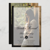 Modernes Foto mit Chic Script Gender Reveal Party Einladung (Vorne/Hinten)