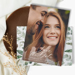 Modernes Foto mit elegantem Drehbuch Wasserfarbe b Save The Date<br><div class="desc">Moderne minimale Blätter botanischen grün Drehbuch Hochzeit Foto Save the Date Karte. Handgemalte Eukalyptus,  minimales Blattwerk und moderne rustikale Rattankranke verleihen dieser Ankündigungskarte ein luxuriöses Gefühl. In klassischen Grüntönen,  Braun und Grau.</div>