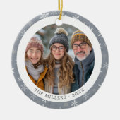 Modernes Foto mit grauen und weißen Schneeflocken Keramik Ornament (Vorne)