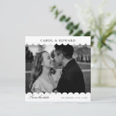 Modernes Foto mit weißer Scallop-Hochzeit spart da Einladung (Stehend Vorderseite)